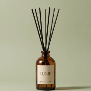Difusor Chá Branco & Bambu Lume, foto de estúdio em fundo sálvia