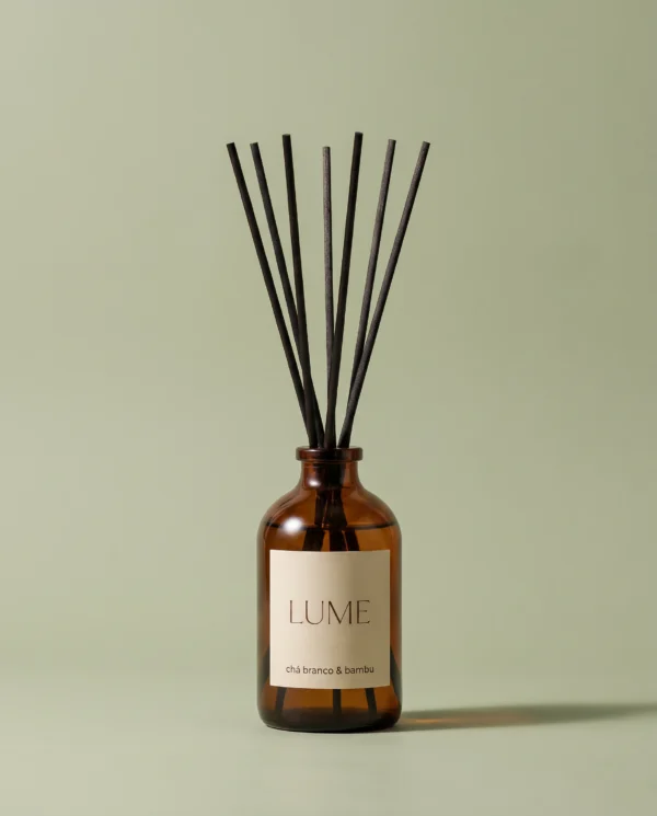 Difusor Chá Branco & Bambu Lume, foto de estúdio em fundo sálvia