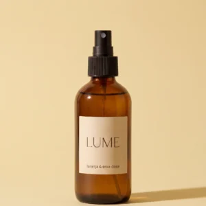 Home Spray Laranja & Erva-Doce Lume, foto de estúdio em fundo palha