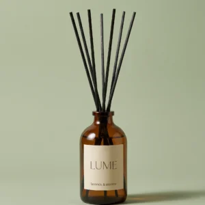 Difusor Lavanda & Alecrim Lume, foto de estúdio em fundo sálvia