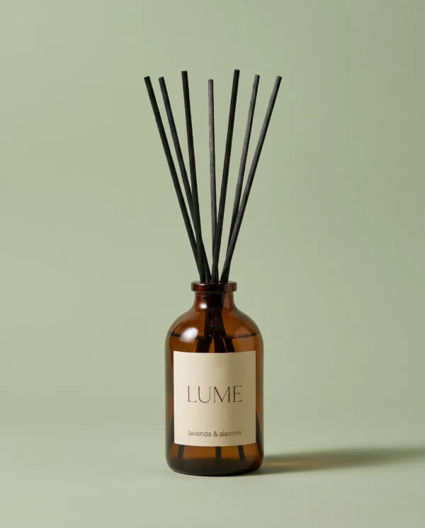 Difusor Lavanda & Alecrim Lume, foto de estúdio em fundo sálvia