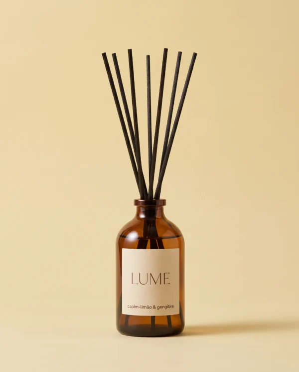 Difusor Capim-Limão & Gengibre Lume, foto de estúdio em fundo palha